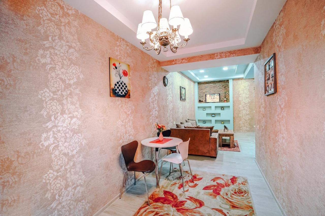 شقة Second House Rustaveli تبليسي المظهر الخارجي الصورة